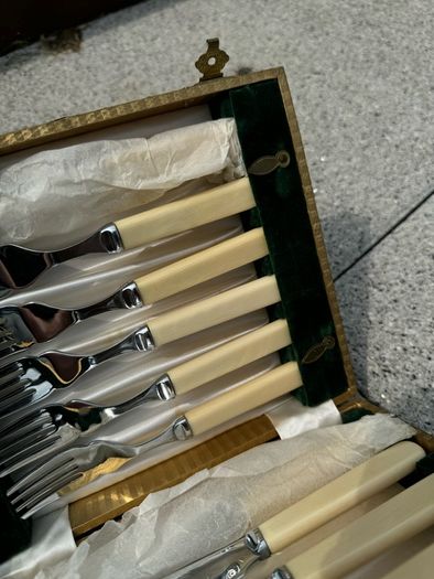Cased set of fish knives & forks