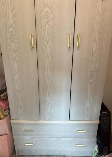 Grey wardrope