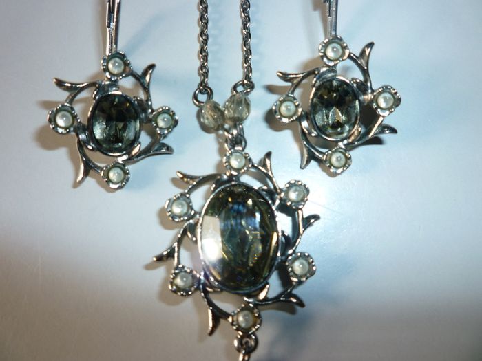 Necklace Pendant Earring Set.  Vintage chain & ear rings