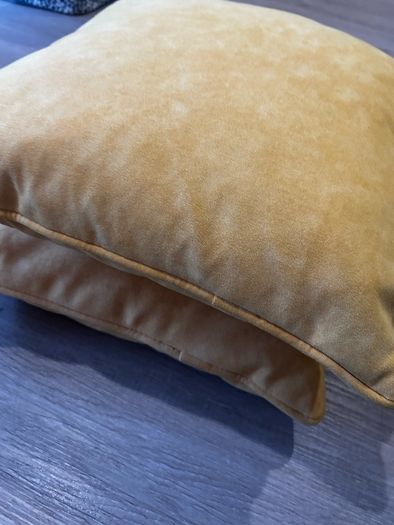 Yellow scatter box cushion