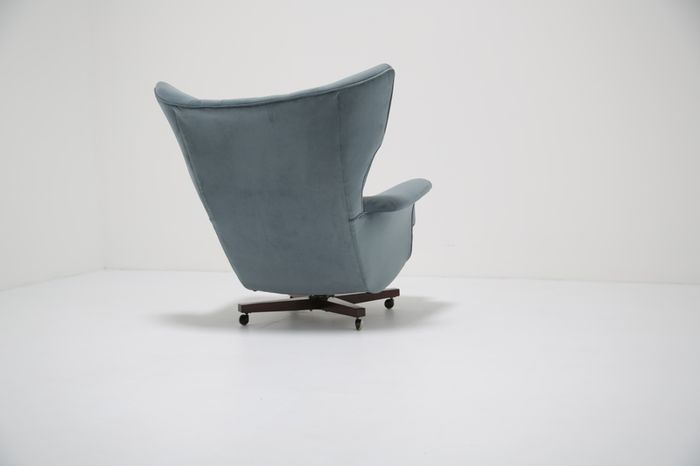 Vintage Blofeld 6250 Swivel & Rocking Lounge Chair in Blue Velvet by Paul Conti for G-Plan, 1960s