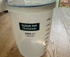 Round measuring food storage box