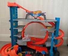 Hot wheels ultimate shark garage