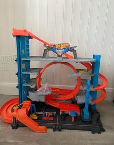 Hot wheels ultimate shark garage
