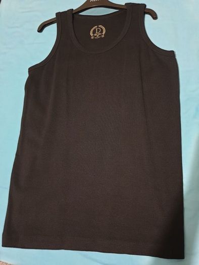 black small tank top