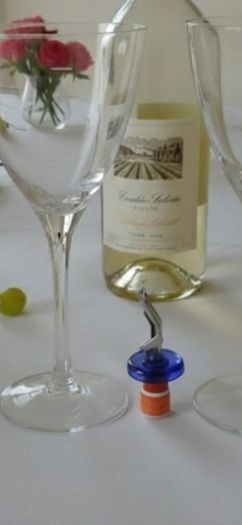 A pair. 2 x Vintage Wine Glasses. Geometric patterned elegant wine glasses. FREE Stopper.