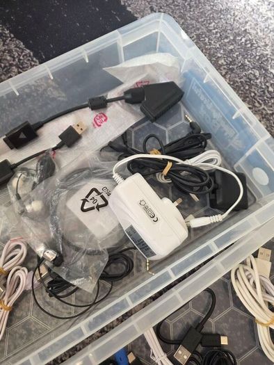 Cables, chargers...all 10e