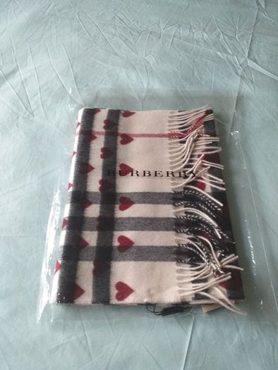 Bnwt Burberry Sold Out Heart Scarf