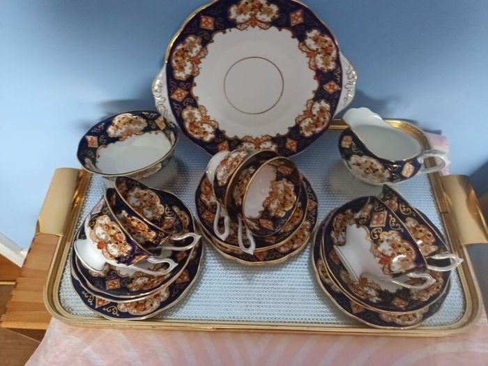 21 Piece Royal Albert China  'HEIRLOOM ' Tea Set