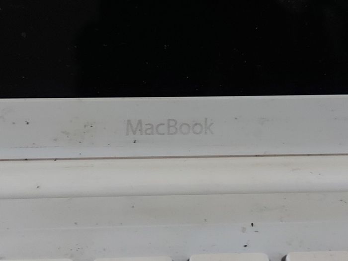 Another vinyage Apple MacBook, has an account, no Battery or charger, no 4 key missing, in very good condition otherwise