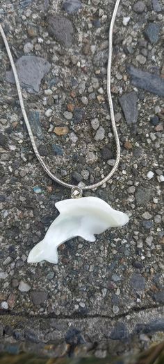 Vintage jewelry is sold individually for 5 to 10 euros