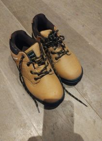 dunlop safety shoes