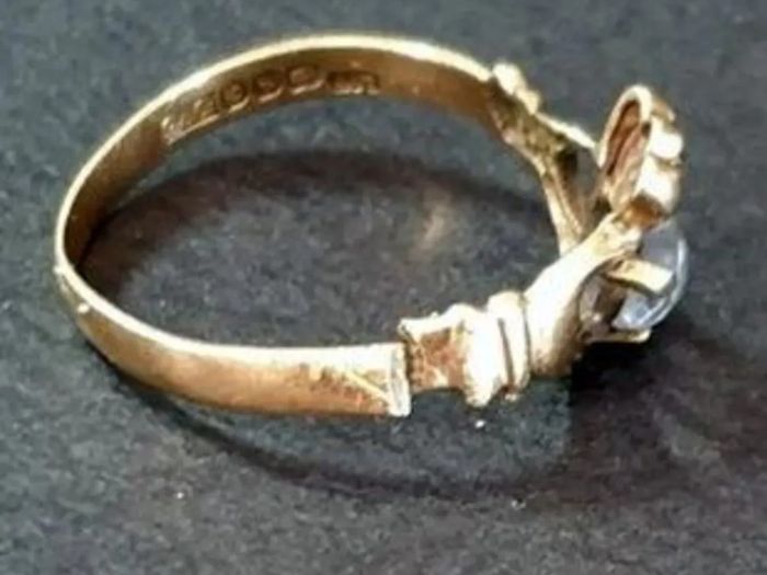 Vintage 9ct Gold Claddagh Ring - 1.6g (Cut Band)