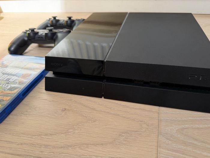 PS4 with controllers and GTA5