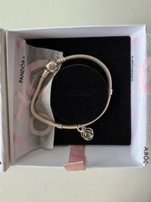 Brand new Pandora Moments Snake Chain Bracelet with green stone charm