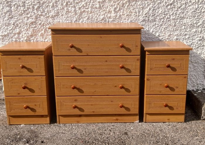 Chests drawers and 2 side lockers