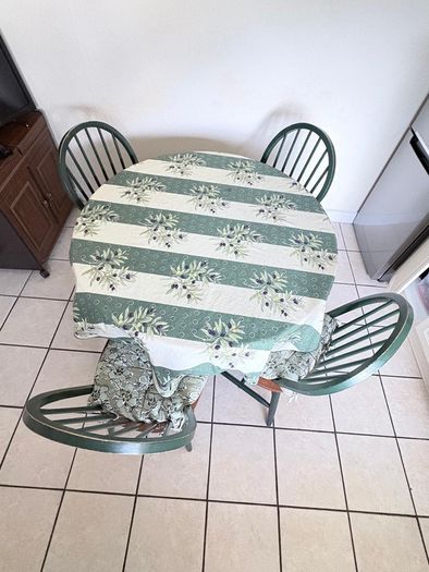 Extendable Table and Chairs