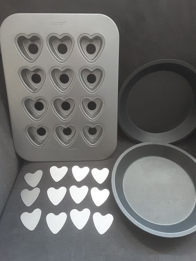 Bakeware/Chicago Metallic 12 Hole Mini Muffin Tin with Loose Bases/Cupcake Tray/Two Sponge Cake Trays/Cooling Rack .. Price is Now 33.00euro all 5 pieces