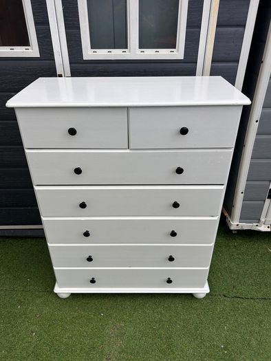 White chest of drawers