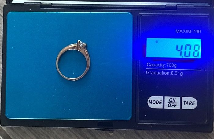 9ct Gold White Topaz Ring 4.08 grams Size O