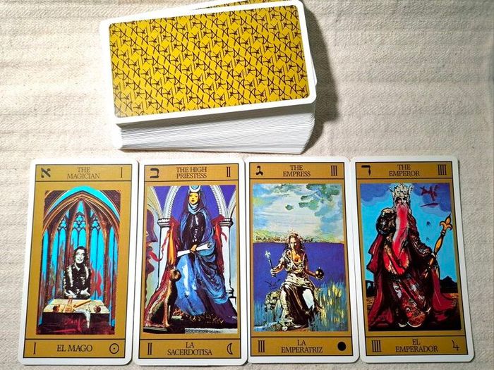 Tarot cards - Tarot Universal de Salvador Dali bilingual English and Spanish mint condition unique & rare