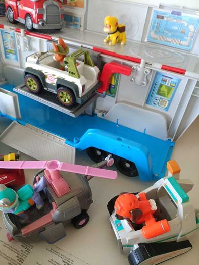 Paw Patrol Transporter Truck  Vehicles & Figures Bundle