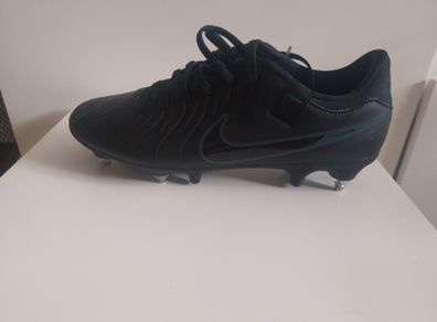 Sports shoes