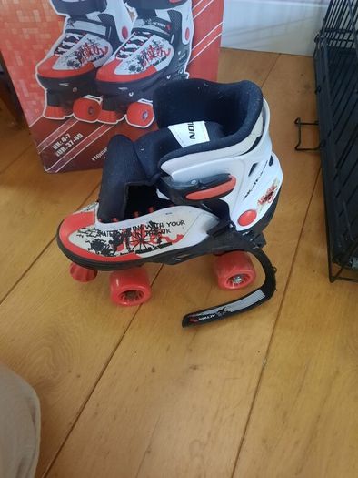 NEW Rollerskates