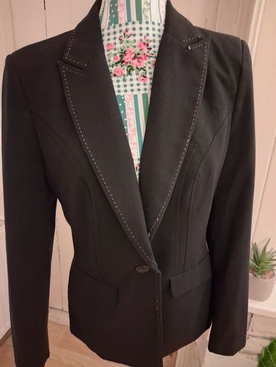 Fitted Black Blazer