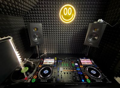 DJ USB with Free 121 DJ Lesson on Industry Standard Equipment, 24 years experience