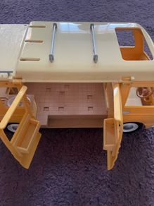 A yellow van from Sylvanian families