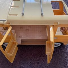 A yellow van from Sylvanian families