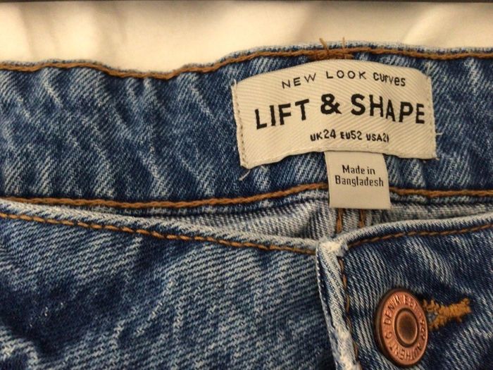 New look Curves mom waist  distressed Jeans BNWTS size 24 price includes postage