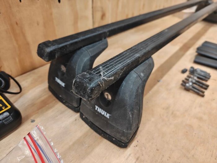 Thule 760 square bars 108 cm with Thule 751 foot pack