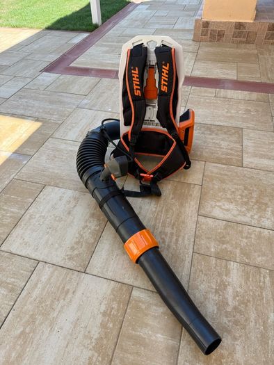 STIHL BGA 300 blower with STIHL ADA1000 dual battery backpack adapter