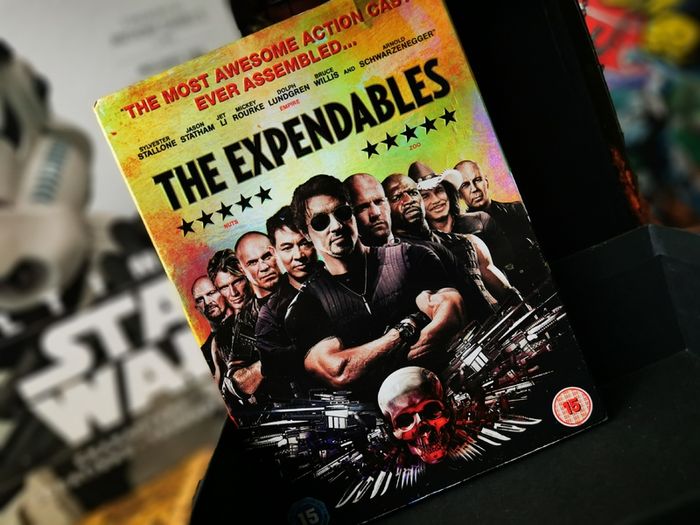 The Expendables ! DVD ! with Gold Foil Slipcase ! 2010 ! Sylvester Stalone ! Jason Statham ! Bruce Willis !