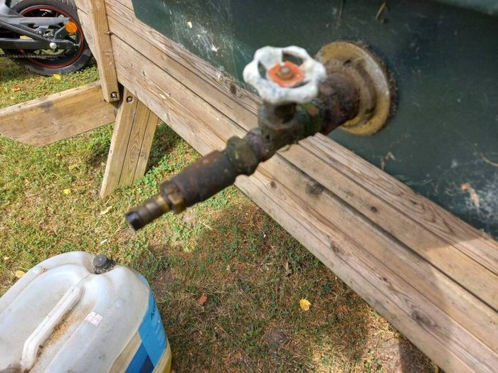 Plastic oil tank