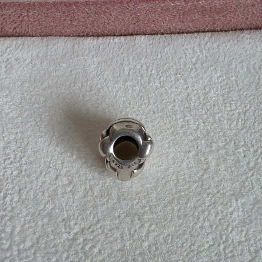 Pandora heart bow, charm perfect condition fully hallmarked