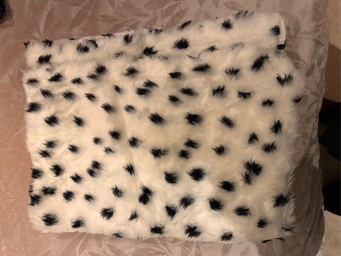Cruella De Vil - Halloween Costume - Wig, Gloves and Dalmatian Shawl