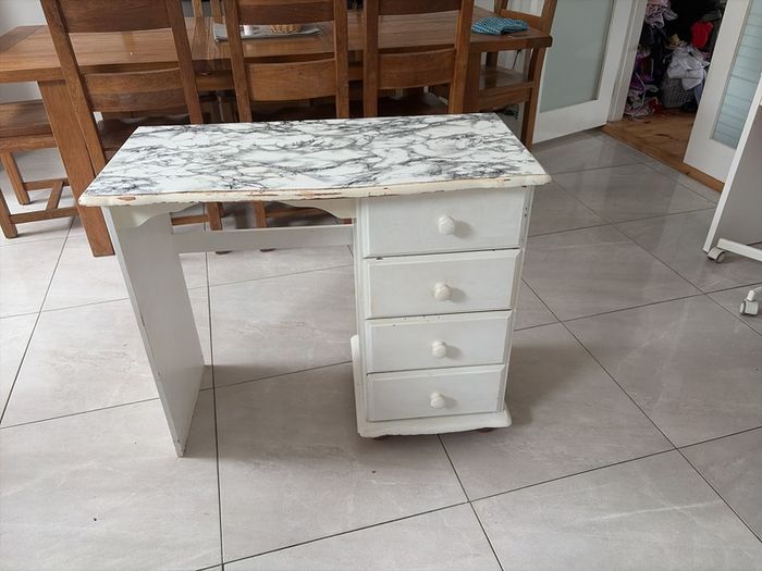 Free dressing table
