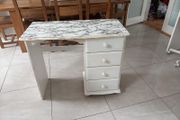Free dressing table/desk