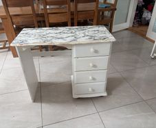 Free dressing table