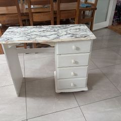 Free dressing table/desk