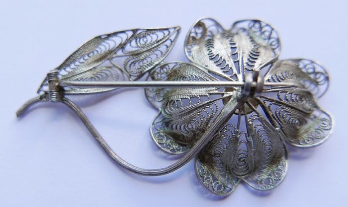 Vintage silver filigree flower brooch