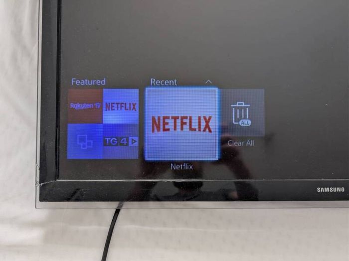 FREE Samsung 32" Smart TV Working but Cracked Screen