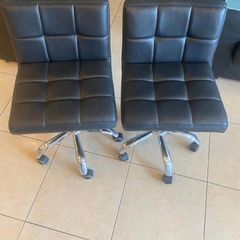 manicure table and 2 chairs