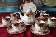 22 Piece Royal Albert Old Country Roses Bone China Gold Gilt Tea Set With Medium Size Tea Pot Made in England