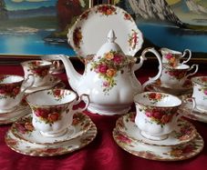 22 Piece Royal Albert Old Country Roses Bone China Gold Gilt Tea Set With Medium Size Tea Pot Made in England