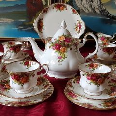 22 Piece Royal Albert Old Country Roses Bone China Gold Gilt Tea Set With Medium Size Tea Pot Made in England