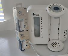 Formula machine with Bottles Tommee tippee